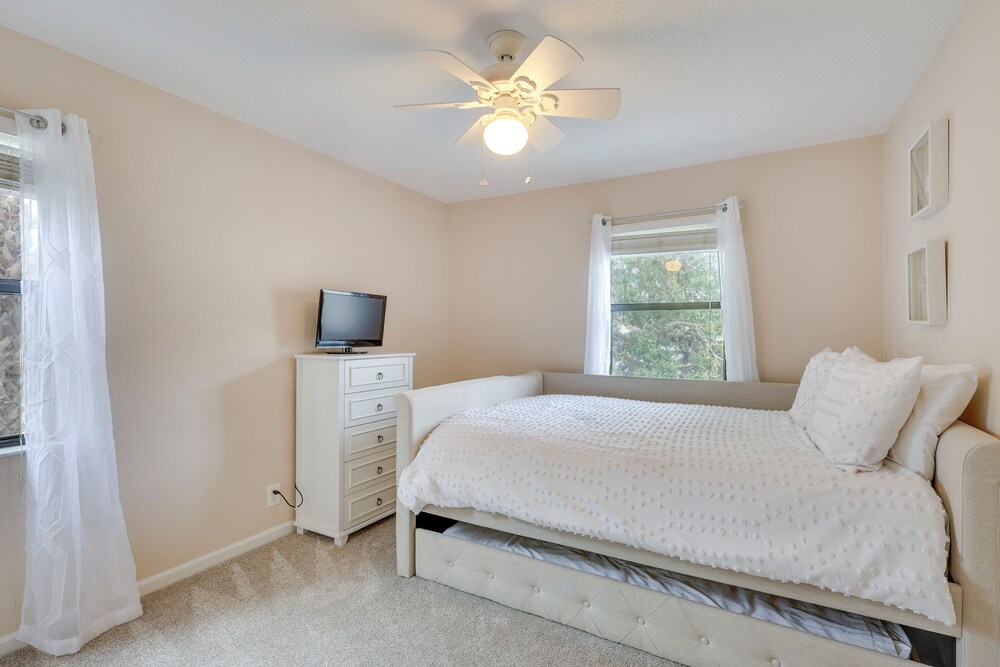 3 Mi to St Simons Beach: Gem w/ Pool Access & Deck
