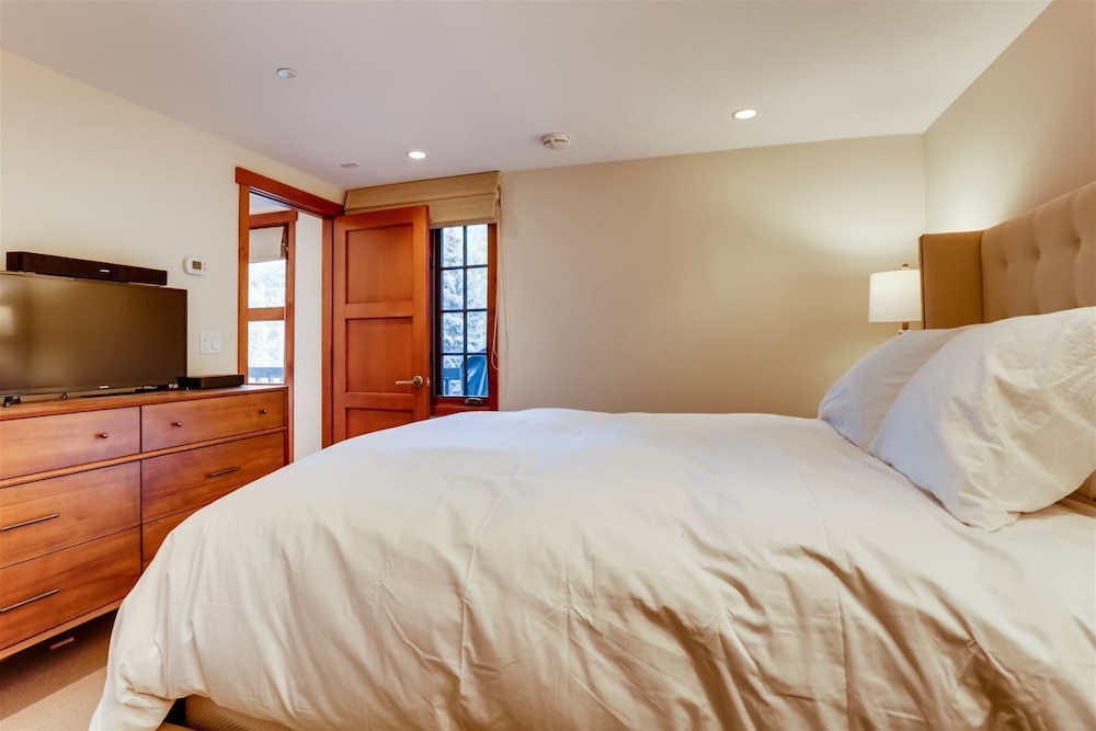 1-385 Gore Creek Dr. Vorlaufer #303 view 3