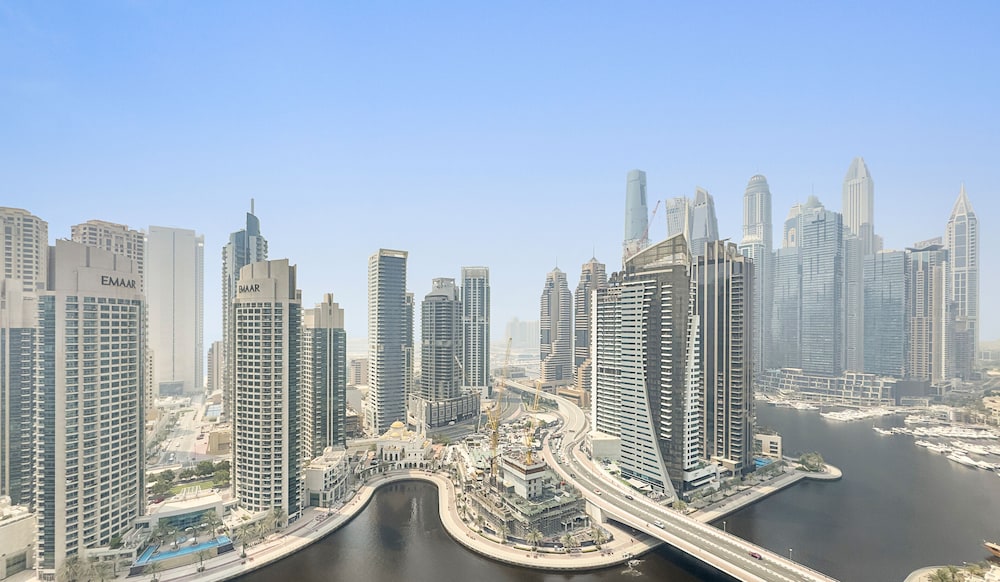 WelHome - Stunning High-Rise with Canal View Near MarinaMall
