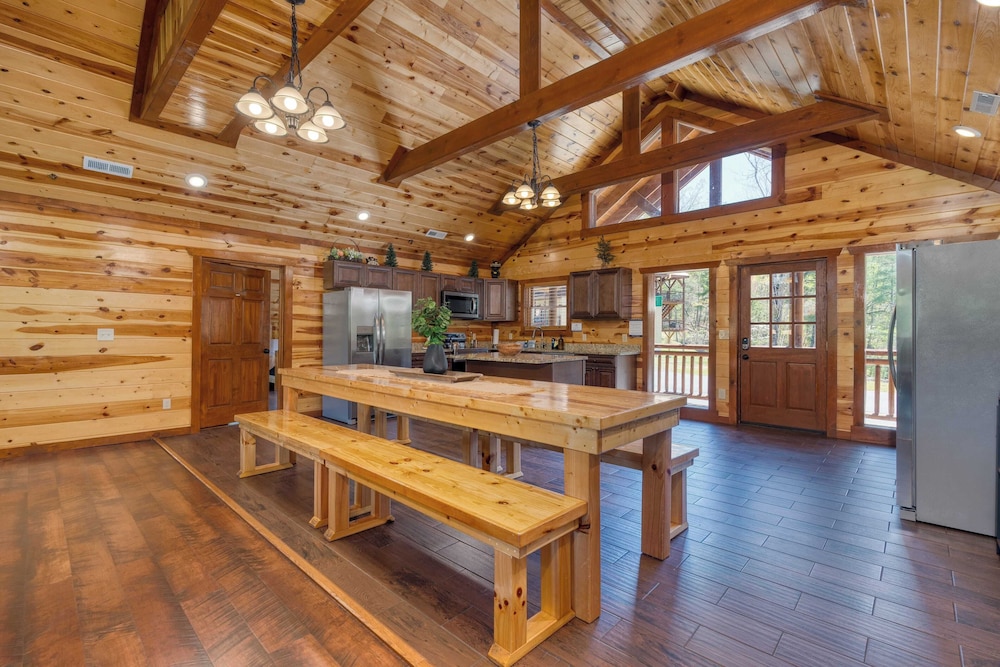 Dolly's Lodge by Avantstay Sleeps 28 - Luxe Smokies Cabin Game Room, Hot Tub, Views, Near Attractions