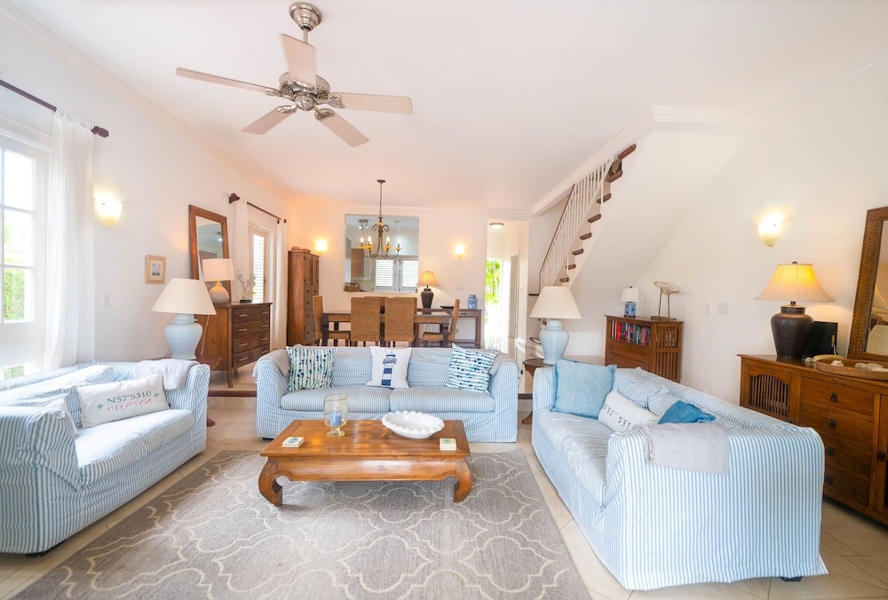 Large Townhouse with Plunge Pool, 3 mins from Beach - Turtle View 2 by BSL Rentals