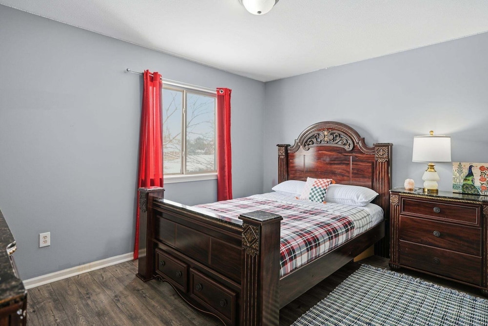 Bright 4br Near Msu & Downtown 4 Bedroom Home