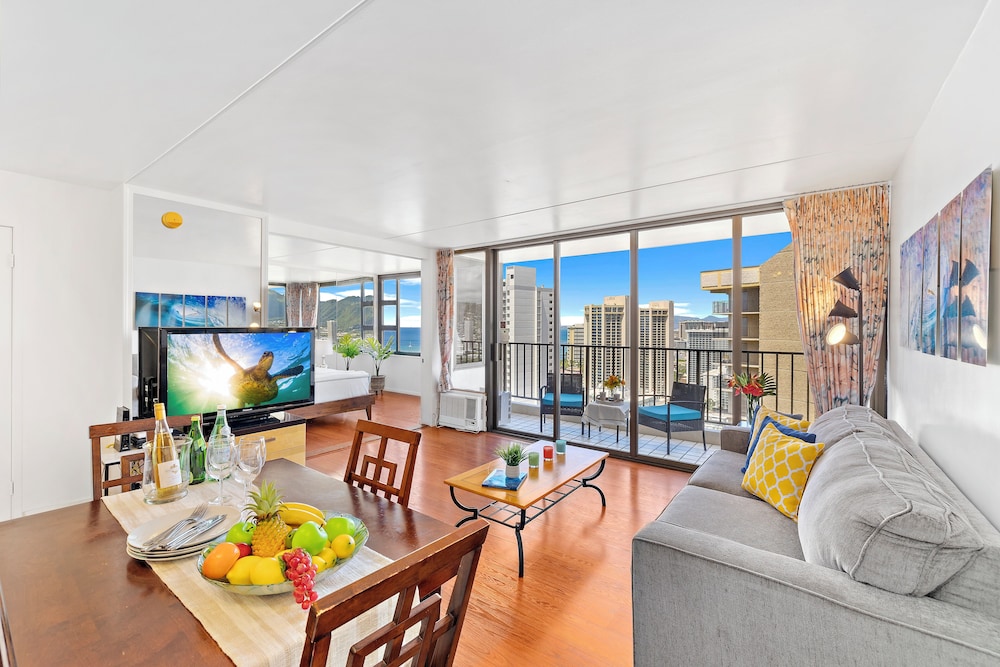 High Floor Ocean View Condo (King Bed and Parking): hotel room photo