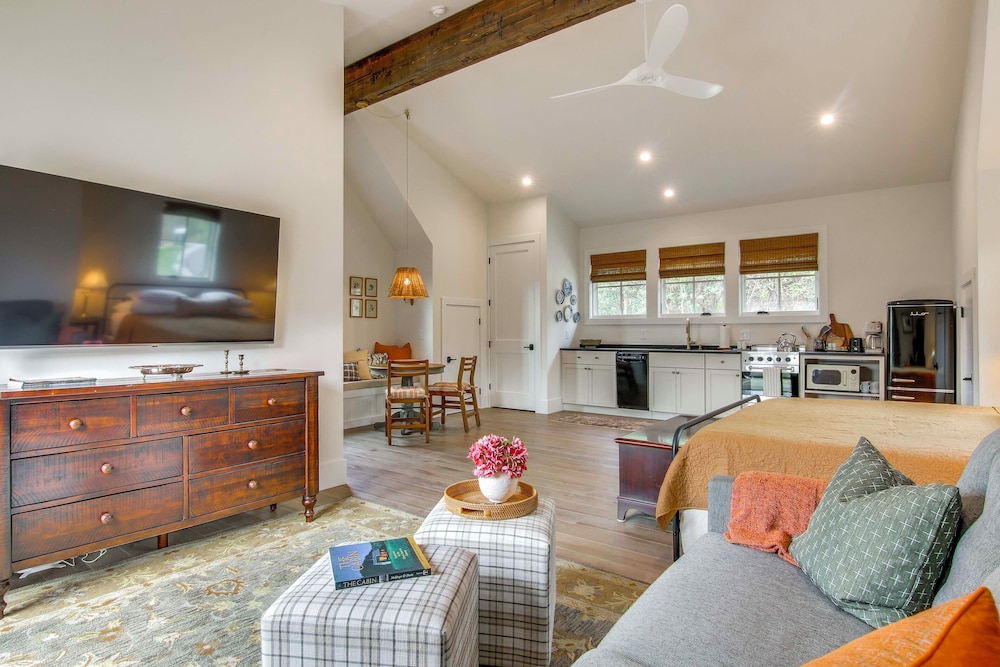 Modern Mountain-view Gem w/ Deck in Glenville