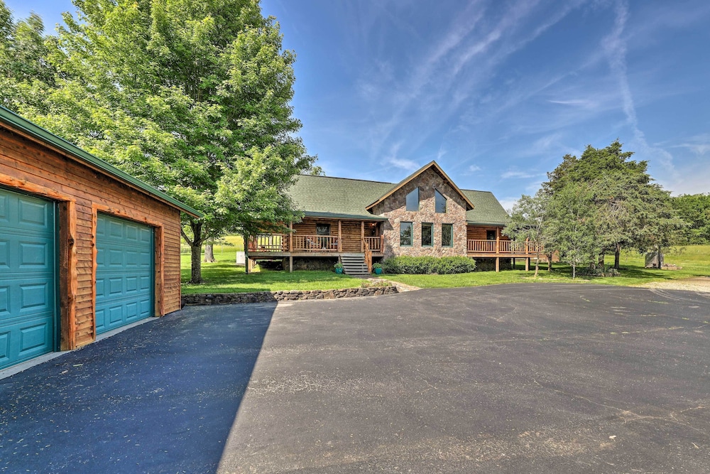 Eureka Springs Area Cabin w/ Deck + 7 Acres! view 5
