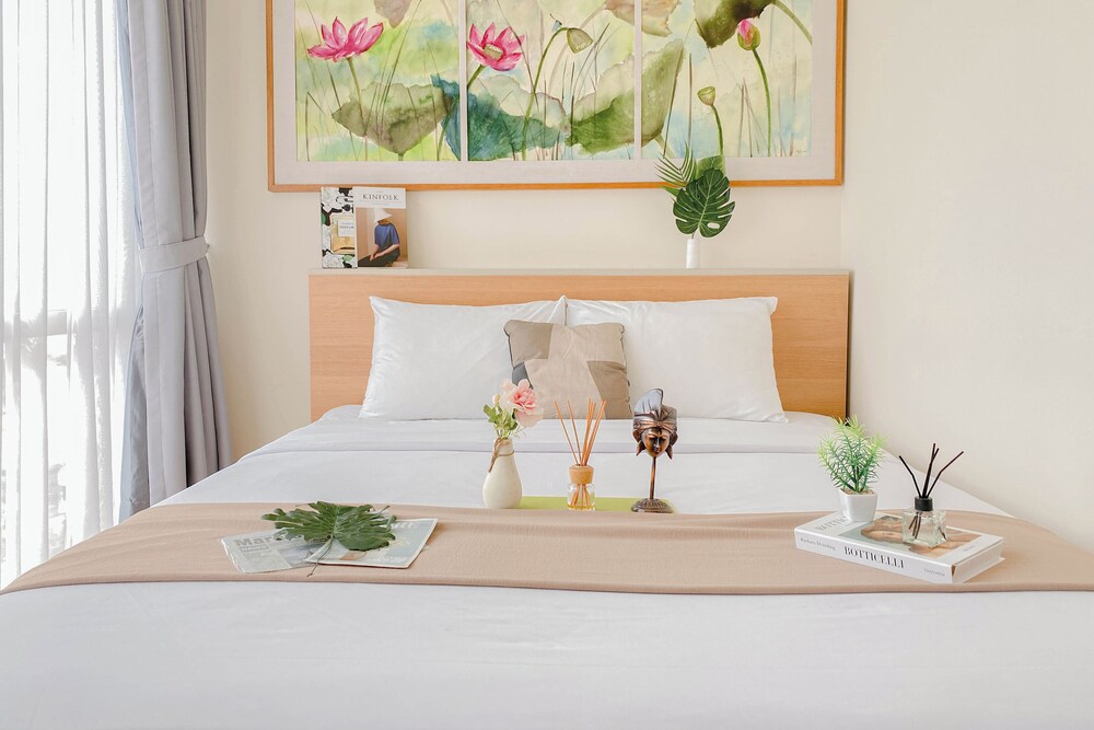 Big and Cozy 1BR with Working Room Menteng Park Apartment