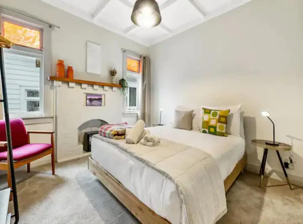 Lovely 3-Bedroom Home With Free Parking view 2