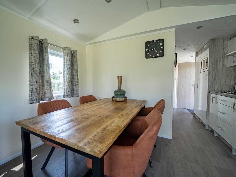 Well-maintained Chalet Near Biesbosch view 2