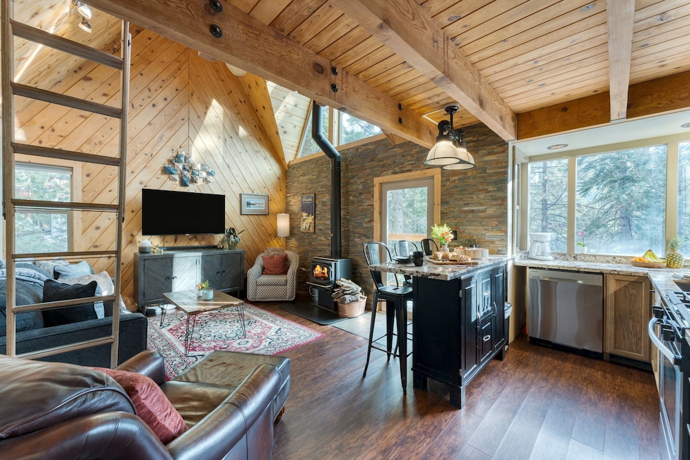 Sierra at Donner Lofted Cabin Minutes to Lake A-frame-inspired Design Deck