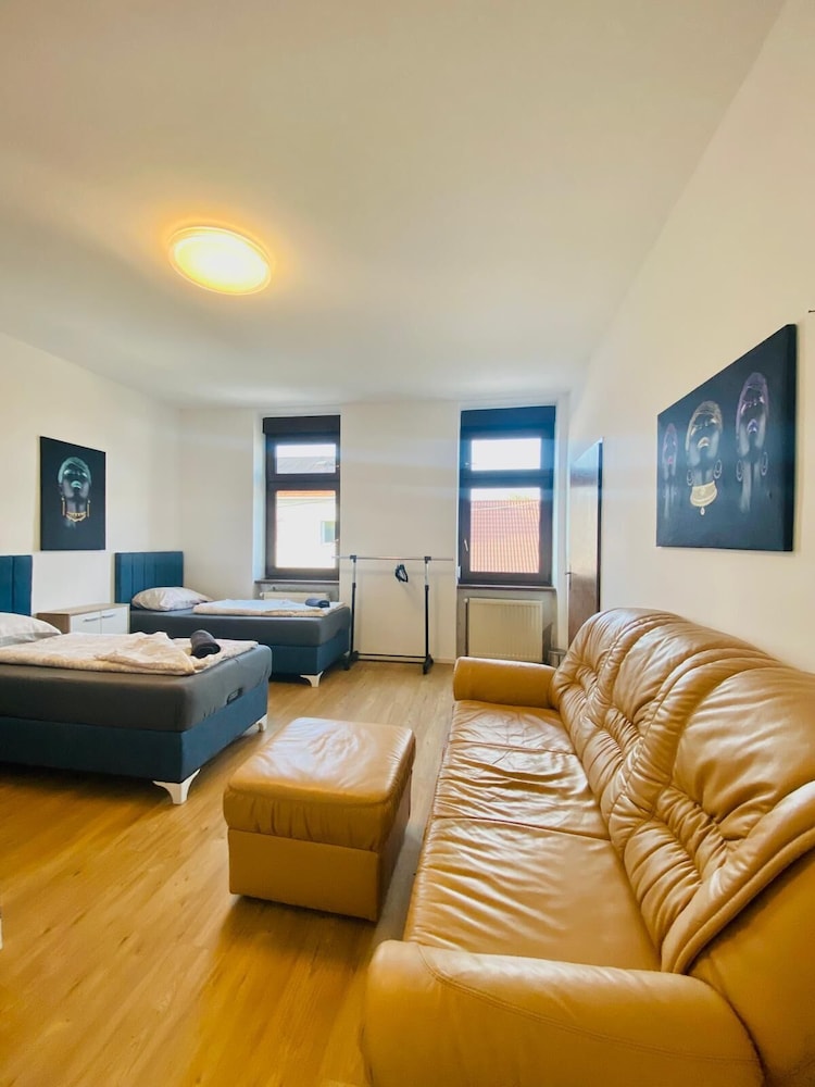 Spacious 4BR for 15 & 15 Min to Danube