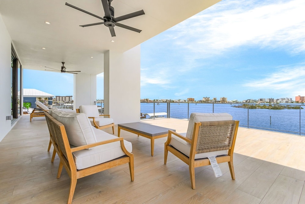 793 Shoreline Estate: 6bd/6br, Luxurious Pool Home On The Water! 6 Bedroom Home