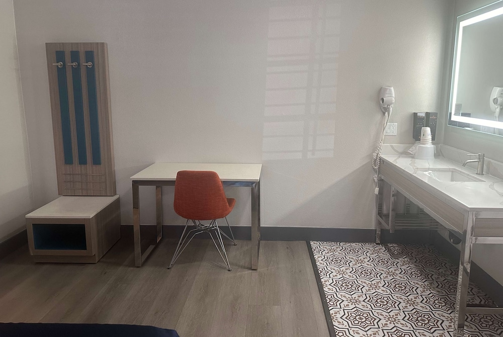 Super 8 by Wyndham Oceanside Downtown
