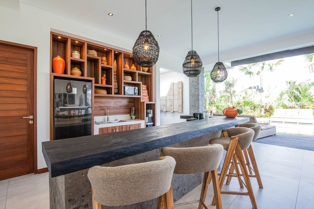 Splendid 6BR Villa, Just 400m to the Shoreline