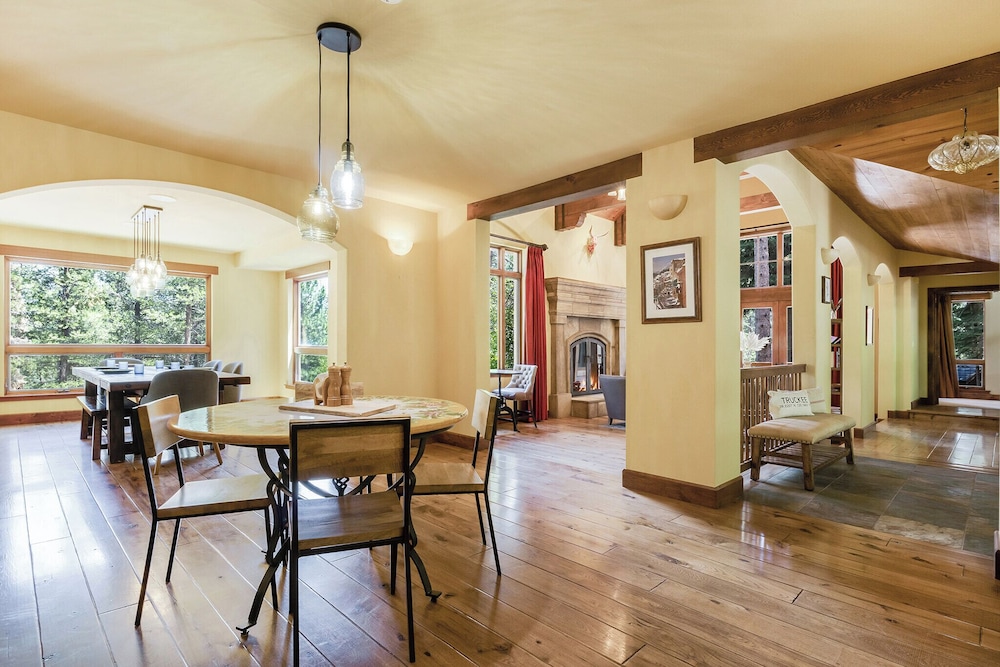 Star Haven Retreat 5 BDR Stunner!