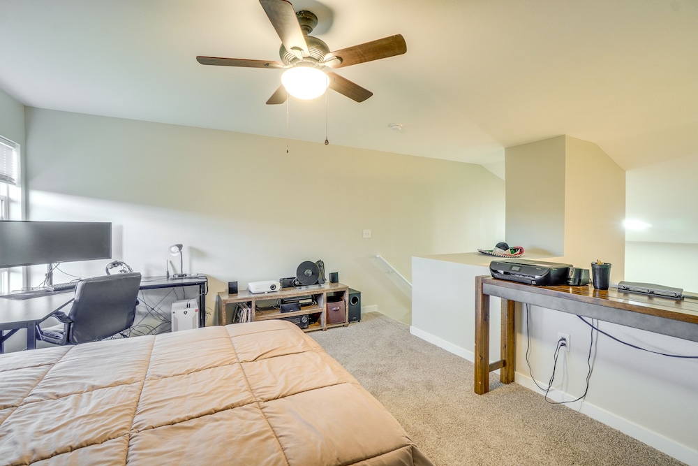 16 Mi to Dia: Townhome w/ Fireplace in Aurora