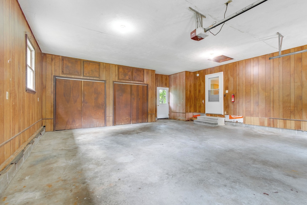 9 Mi to Downtown Rushville: Cozy Getaway w/ Grill