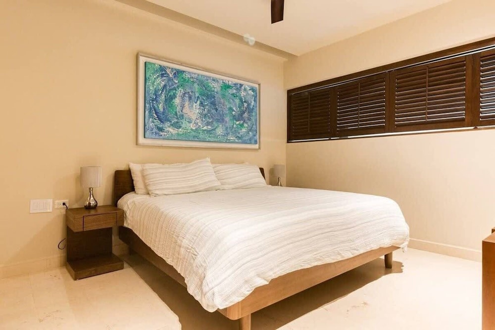 1 Br Steps From the Beach Roof w Ocean View