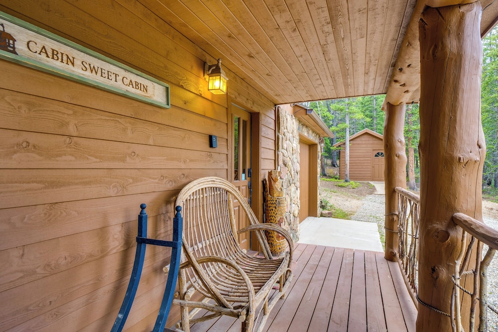 Hot Tub + Game Room: Fairplay Cabin Near Hiking