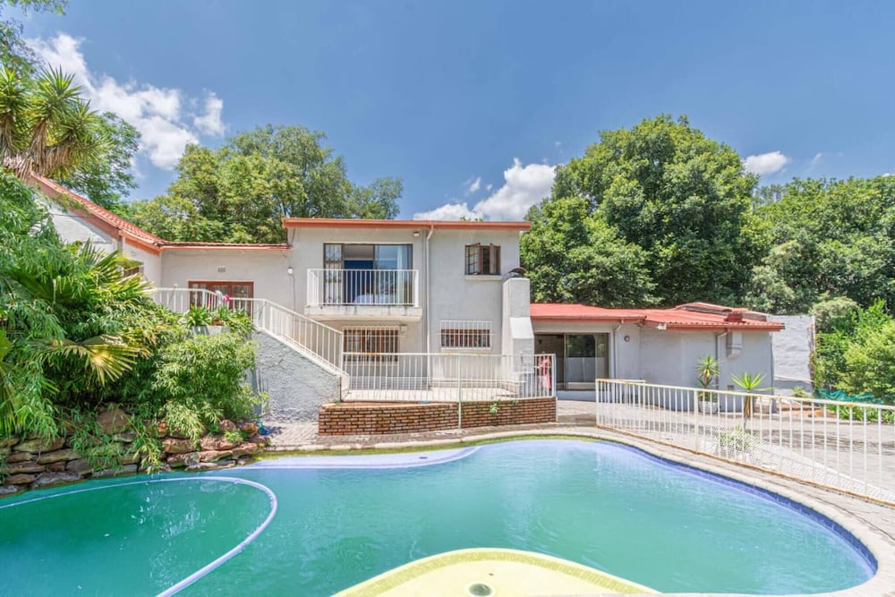 Super Spacious Fun Home! With Pool, Den and Bar
