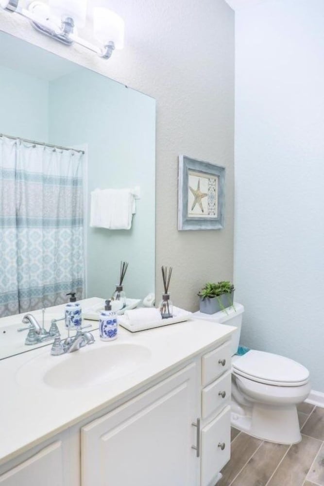 Lakeview Penthouse Elegance 3 Bedroom Condo by RedAwning