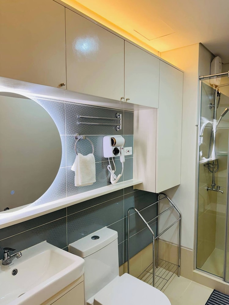 Stylish Condo Room in Iloilo City With Shared Pool