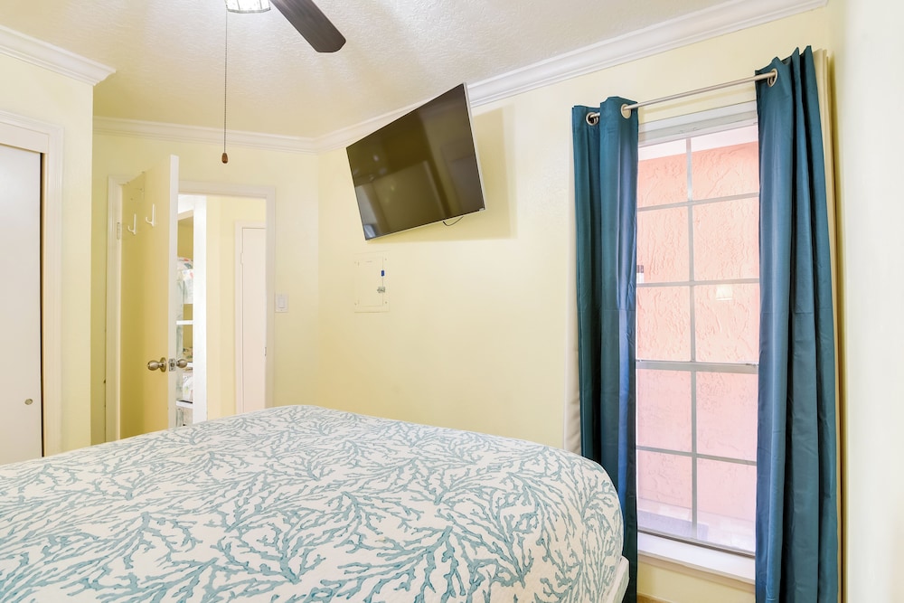 Walk to Galveston Beach: Resort Condo w/ Perks!