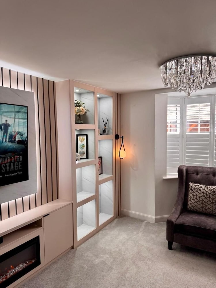 High END Spacious 4 Bed House - Free Parking