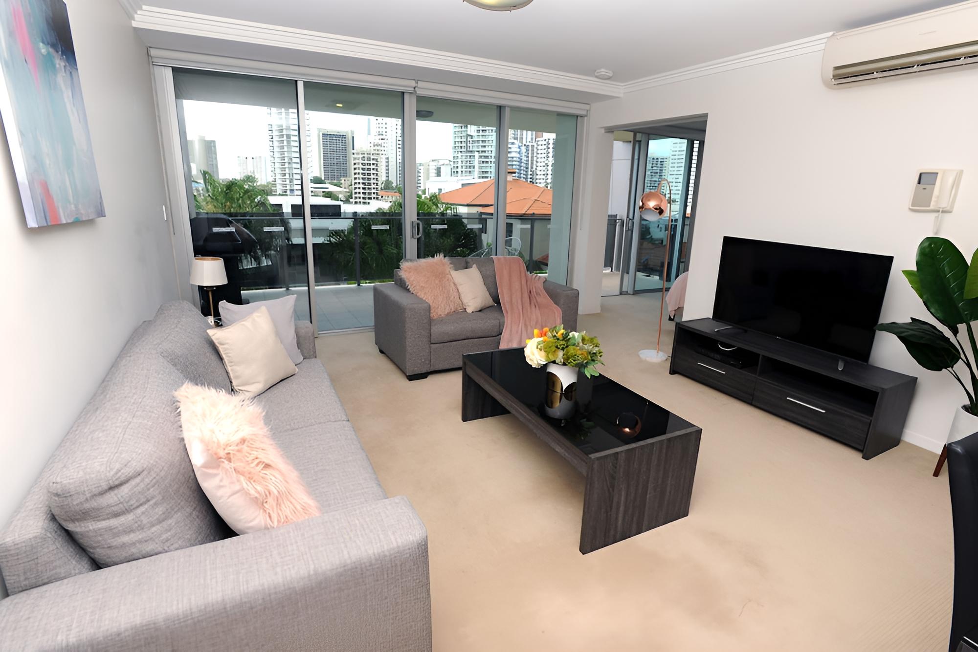 Surfers Paradise Suite with Pool and Spa