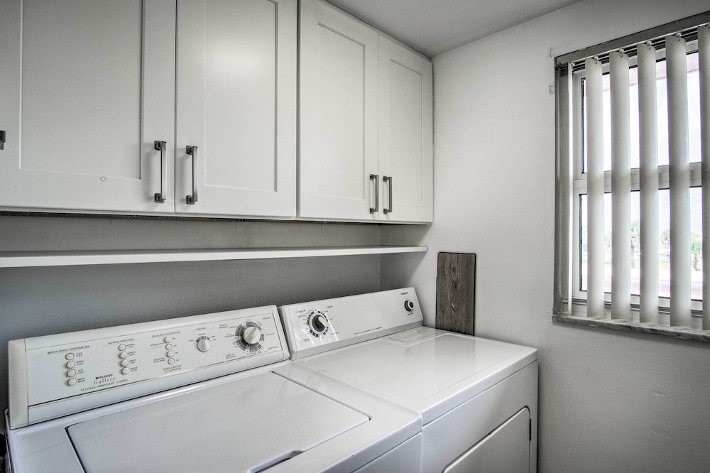 Sunny Cocoa Beach Condo w/ Balcony & Pool Access