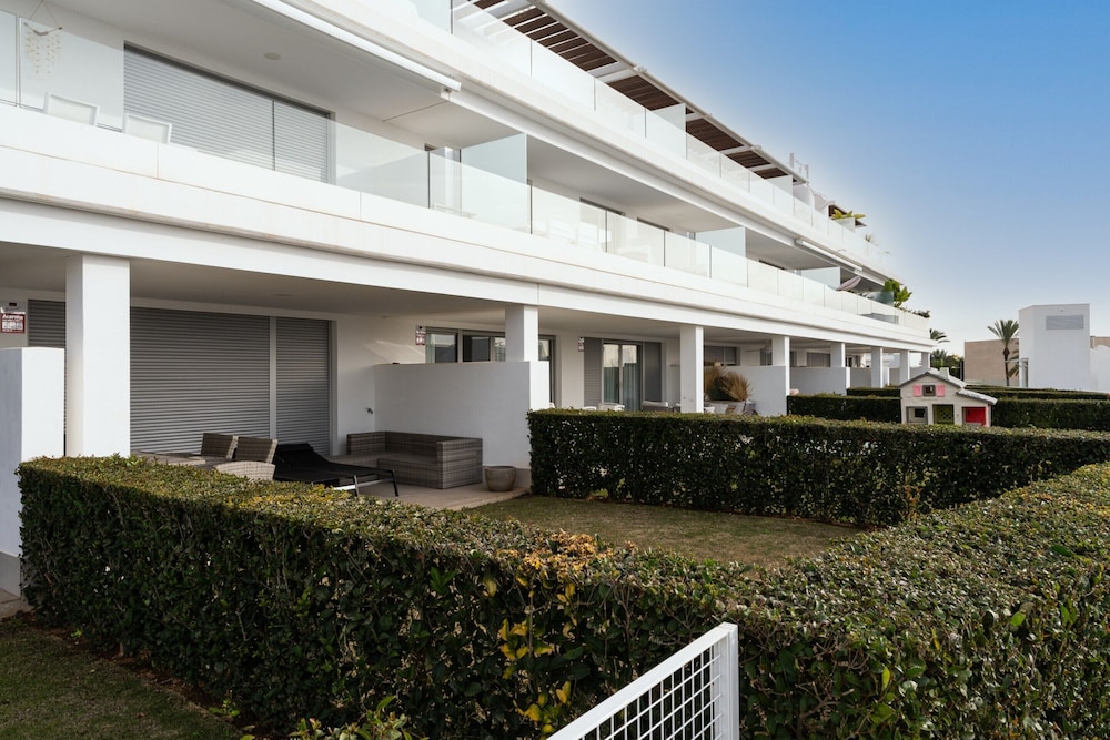 Nice Apartment With Shared Pool