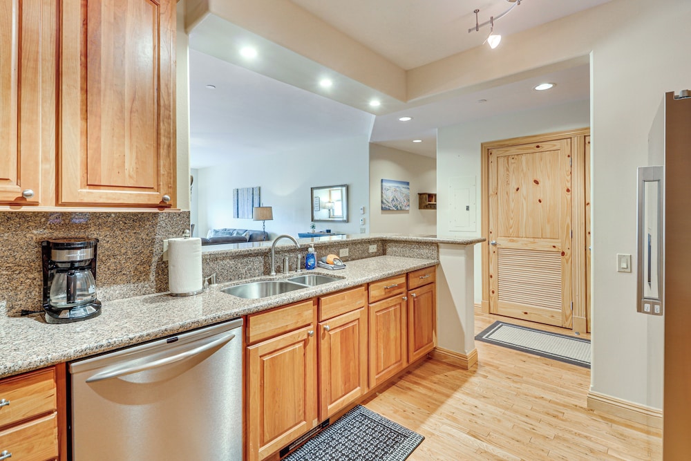 2 Mi to Angel Fire Resort: Luxury Condo w/ Balcony