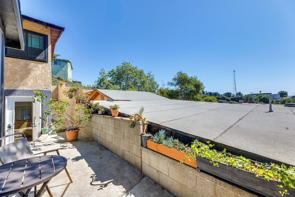 5 Mi to Dtwn Los Angeles: Apt w/ Outdoor Space!