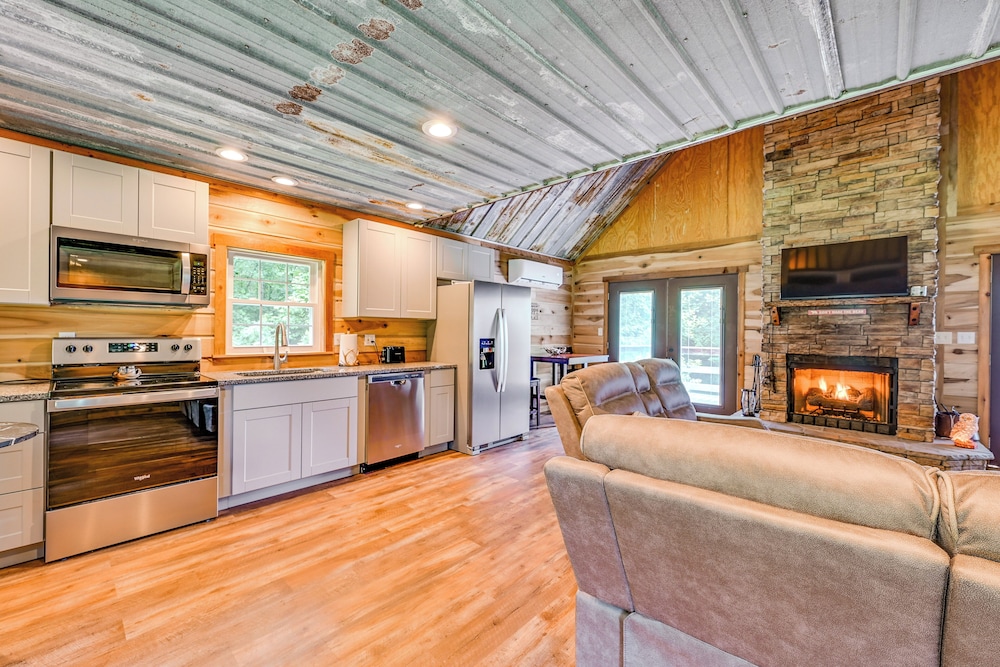 Kentucky Cabin Retreat w/ Covered Porch & Views