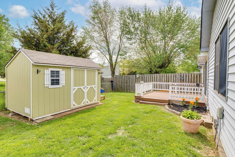 14 Mi to Dtwn Indy: Family Gem w/ Yard