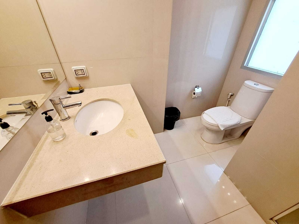 2D - 3 Bedroom Downtown Apartment With Shared Pool