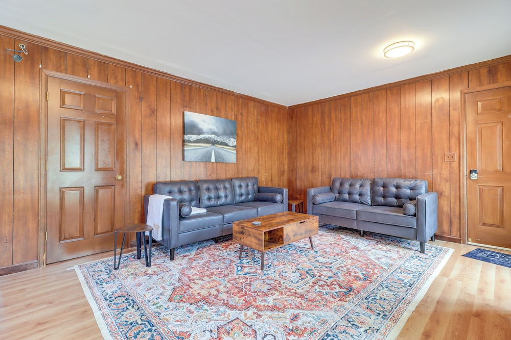 7 Mi to Downtown: Cozy West Toledo Apt w/ Yard