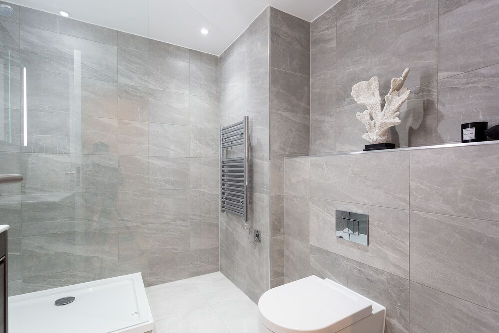 The Carlyle - Elegant Serviced Apartments