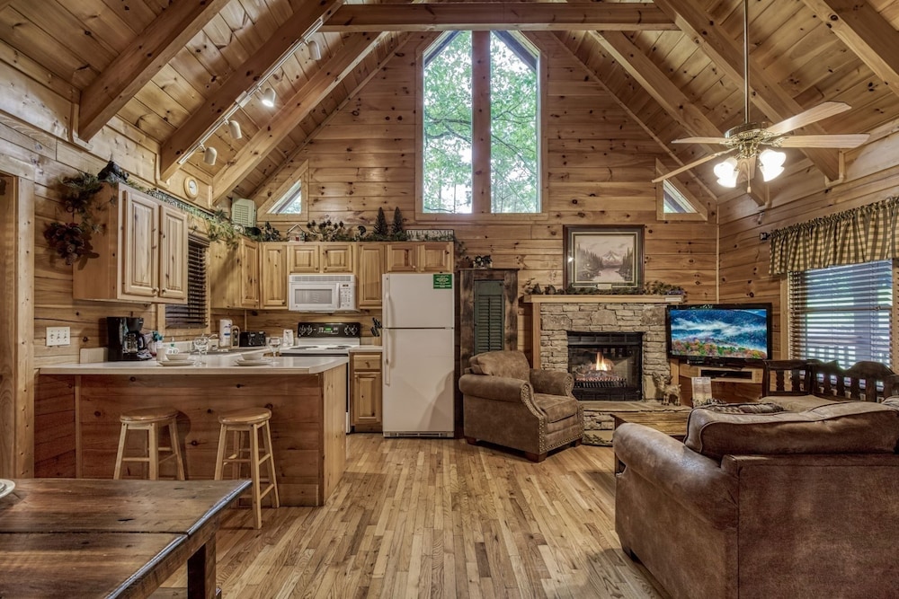 Er66 - Lil' Bit Of Heaven - Great Location. Close To All The Action! 1 Bedroom Cabin by RedAwning view 4