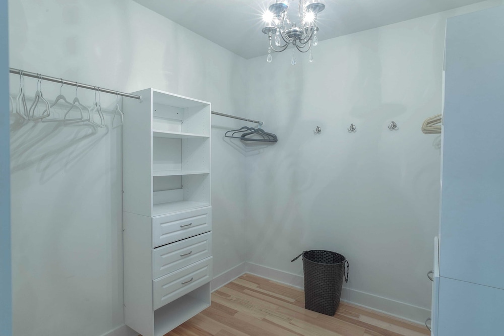 Dunn Inn 2 by Avantstay Walk to Beach, Pool Access, Sleeps 17!