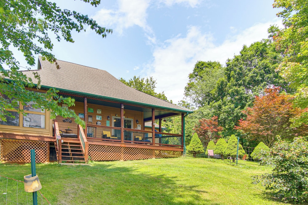 Wraparound Porch w/ Views: Blue Ridge Mtn Gem!