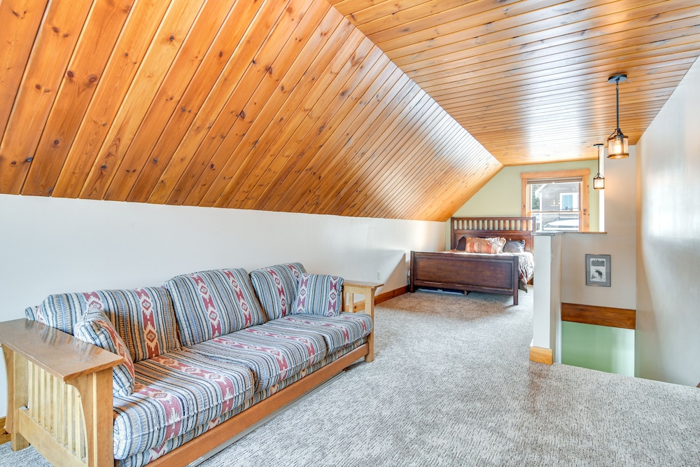 Lakefront New Hampshire Hideaway w/ Deck & Views