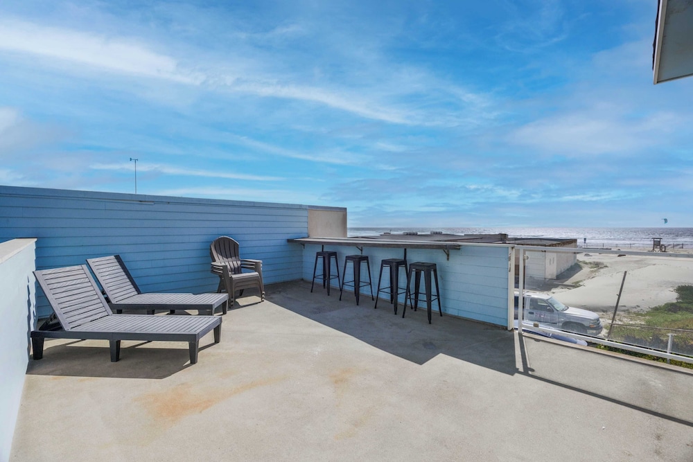 Oceanfront 2BR + Rooftop Deck, & Beach Access Strand Way B
