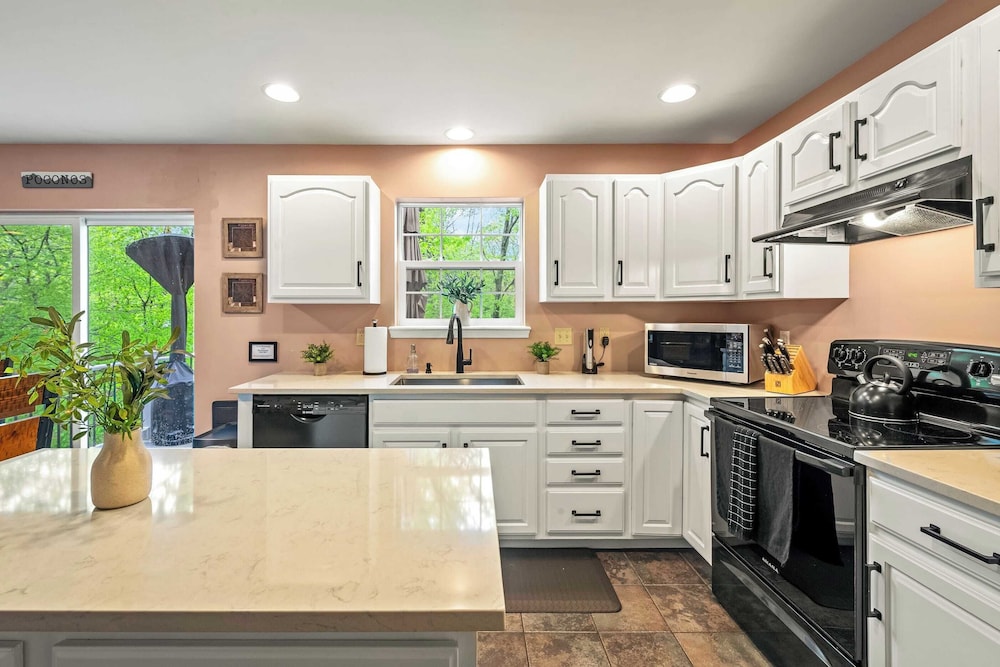Lakeview Retreat w/ Kayaks, Game Room, Firepits Gated Community w/ Lake + Beach Access