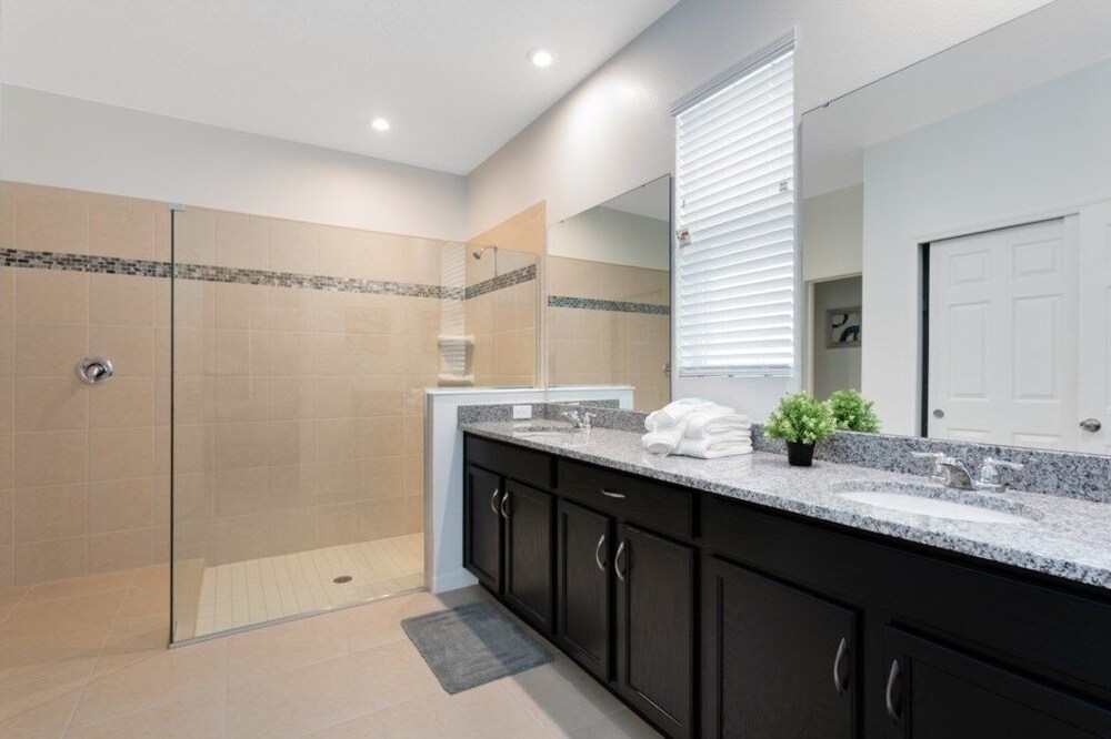 5 Bed South Facing Pool Home 5 Bedroom Villa by RedAwning - Image 4