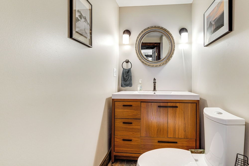 11 Mi to Sugarbush: Eclectic Ski House w/ Hot Tub!