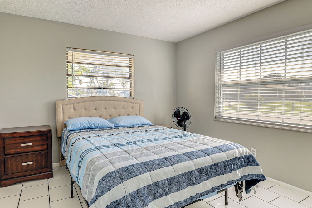 7 Mi to Beach: Cozy Home w/ Yard in Englewood!