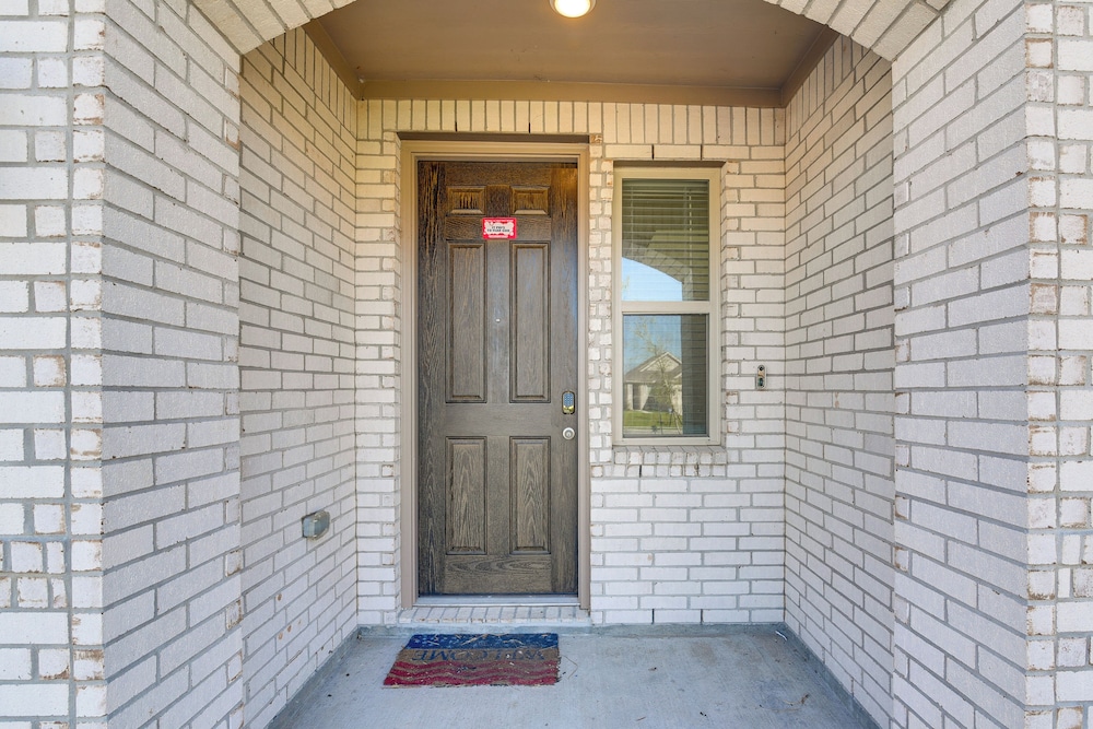 11 Mi to Beach: La Marque Home w/ Patio!