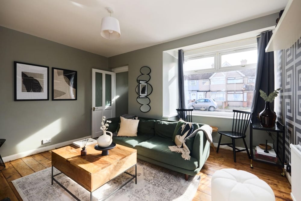 The Dagenham Park Place - Dazzling 3bdr House With Garden view 4