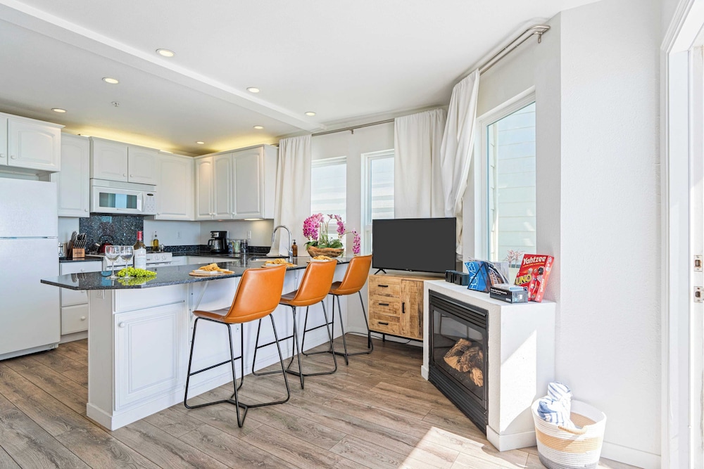 2 Coastal Studios at Cayucus Beach Access + Ocean Views