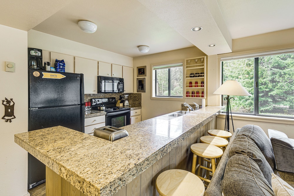 Walk to Sun Valley Village: Condo w/ Deck!